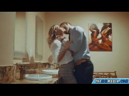 ❤️ Pe a faaosoosoina oe e se blonde busty i totonu o se faletaele lautele ☑ Pono faigata ❌